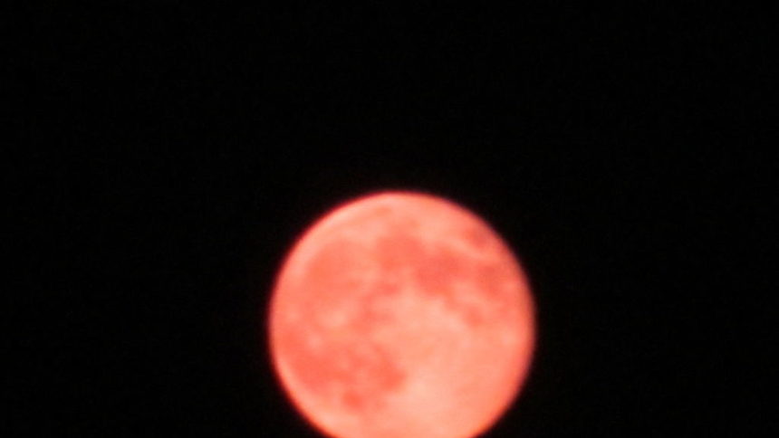 Луната изгря червена снощи, предзнаменование ли е това?