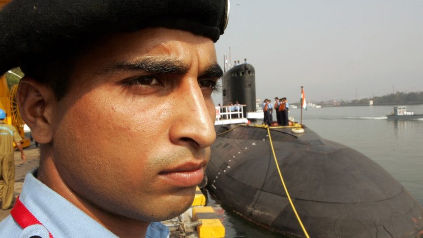 Войник стои на пост пред индийска подводница от същия клас като потъналата през 2006 година.