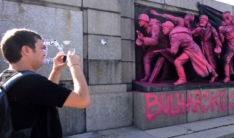 Паметникът на Съветската армия беше боядисан в розово с извинение към Чехия