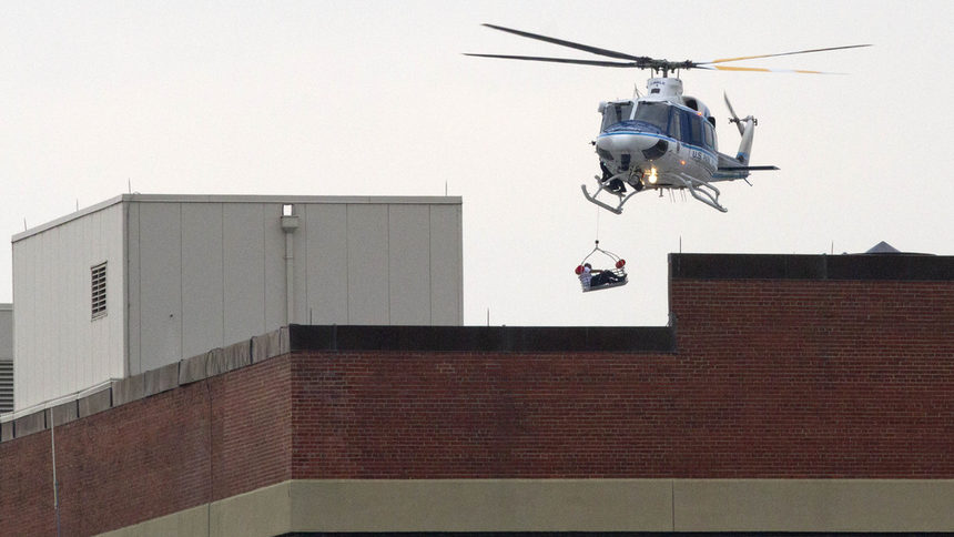 Хеликоптер евакуира ранен при стрелбата в Washington Navy Yard