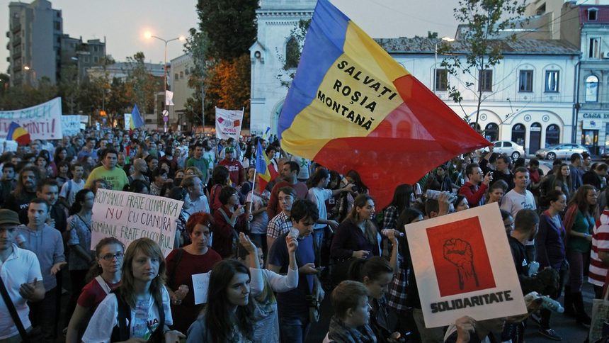 Над 15 000 души излязоха на улицата снощи в Букурещ, за да протестират за 15-и пореден ден срещу спорния канадски проект.