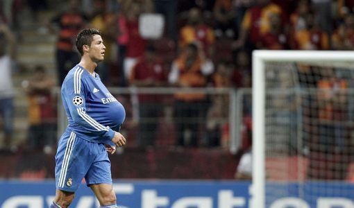 Кристиано Роналдо вкара три гола за 6:1 срещу "Галатасарай" в Истанбул и си взе топката от мача за спомен<br />