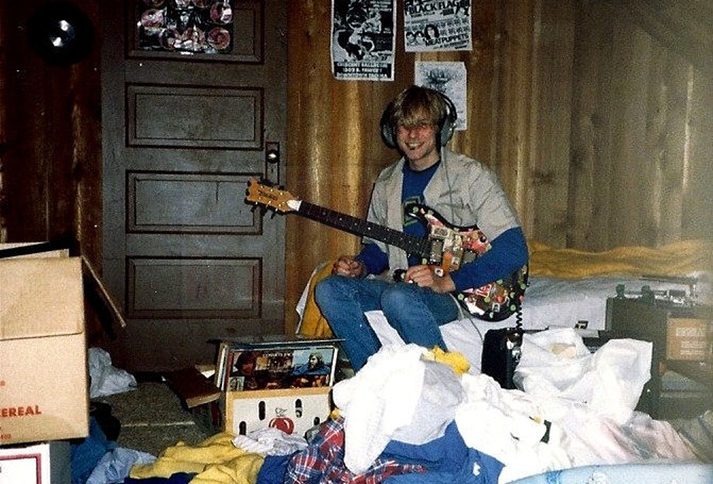 Кърт Кобейн свири на китара в дома на майка си