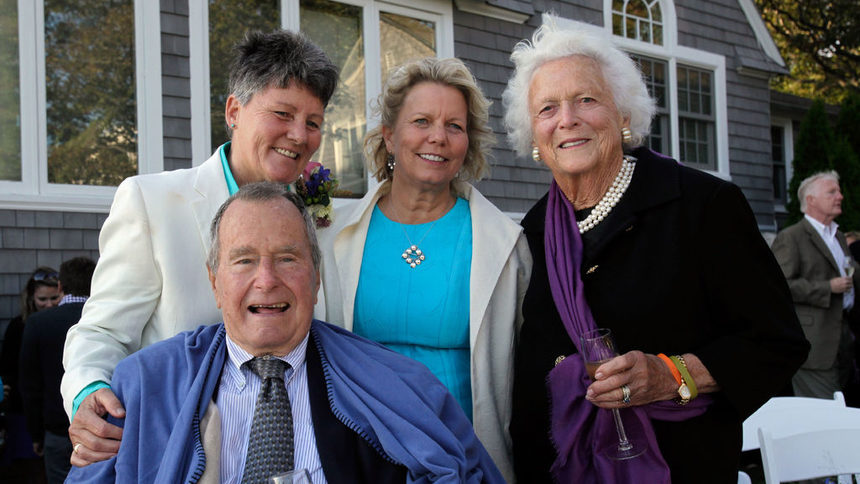 Джордж Буш кумува на гей сватба
