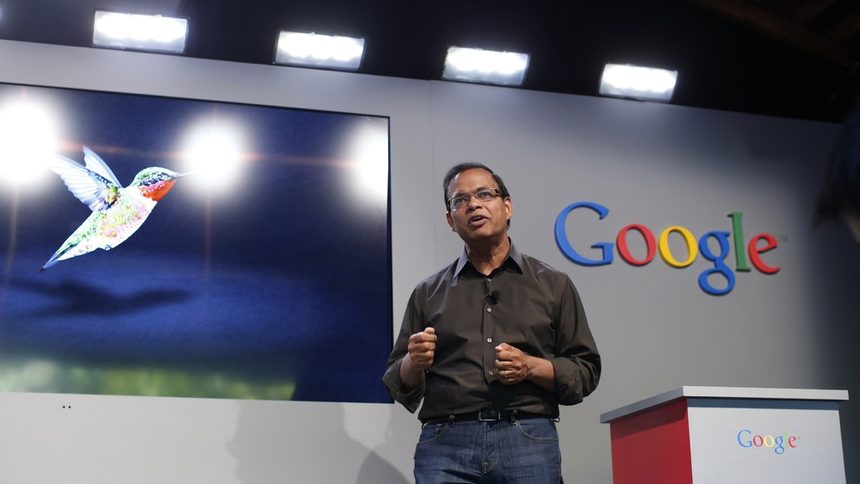 Амит Сингал, вицепрезидент на Google, по време на представянето на обновения алгоритъм на търсачката.