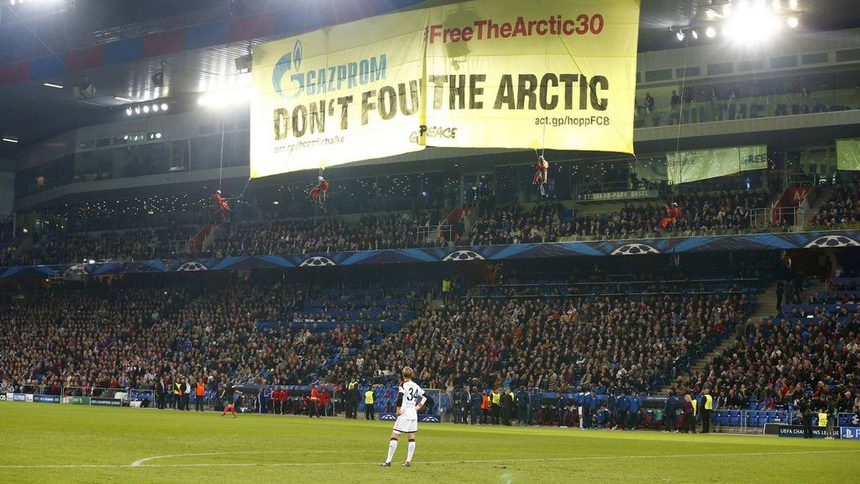 Транспарантът с надпис "Газпром", не замърсявайте Арктика"