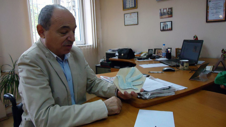 Изпълнителният директор на Агенцията за хората с увреждания Минчо Коралски прие пластика с Универсалния символ на правата на човека