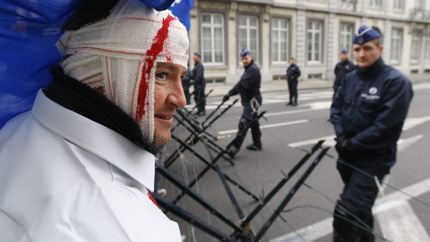 Въпреки протестите с искане за по-добри условия за труд, полицаите в Брюксел продължават да си вършат съвестно работата.