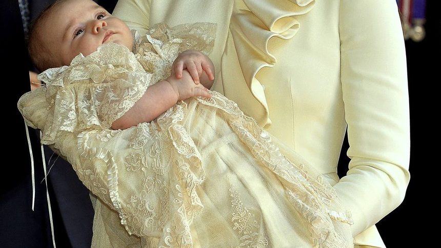 Видео: Кръщелната роба на принц Джордж е копие на дреха на 172 години