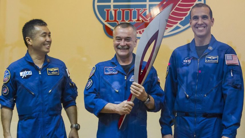 Олимпийският факел днес потегля за открития Космос
