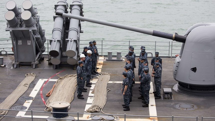 Моряци от американския военноморски флот се събират на палубата на крайцера "Антиетам" (CG-54) от авионосното съединение на "Джордж Вашингтон" преди отплаването си от хонконгското пристанище "Виктория"