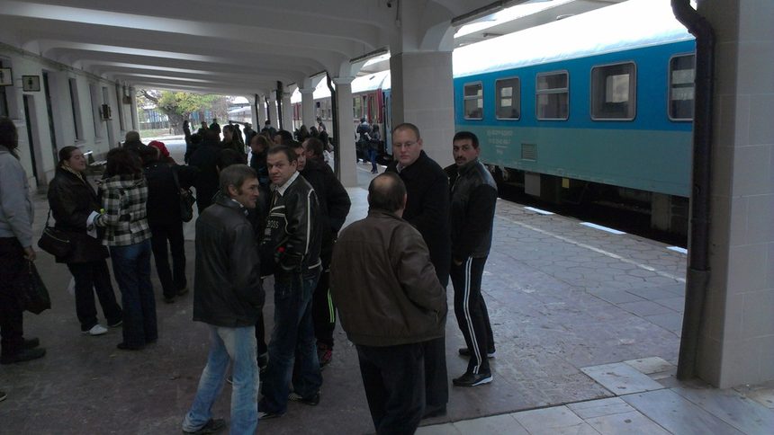 Хиляди хора пристигнаха днес за митинга на БСП и ДПС с влакове на гара "Подуяне"