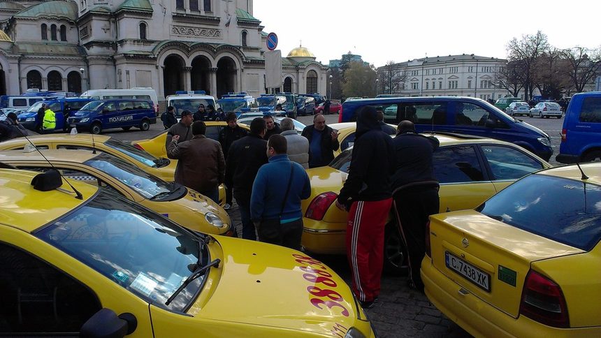 Протестът на таксиметровите шофьори приключи без шествие