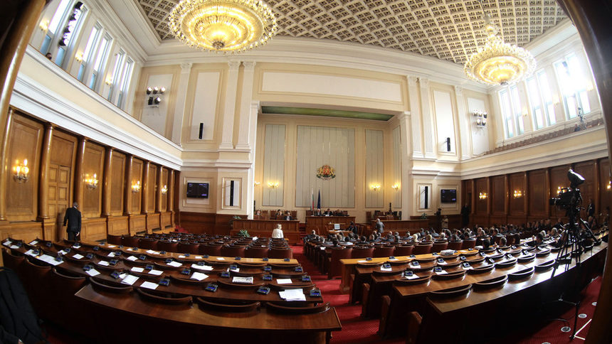 В отсъствието на Пеевски парламентът прие първия му законопроект