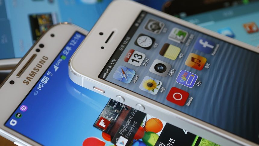 Apple's iPhone 5 (отгоре) и Samsung Galaxy S4