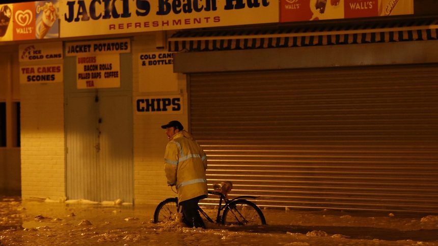 Ледено наводнение по улиците на Великобритания