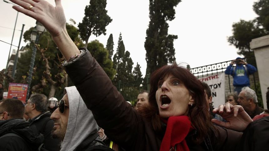 Лекарите от държавното здравеопазване в Гърция, които протестират от седмици, обявиха, че удължават стачката си до 13 декември.