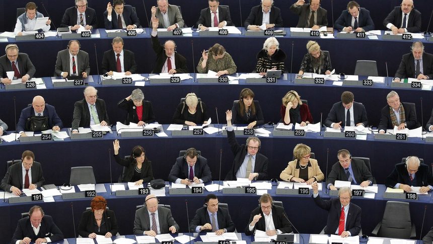 Европарламентът: Вратата е отворена за Украйна, Русия не трябва да участва в преговорите