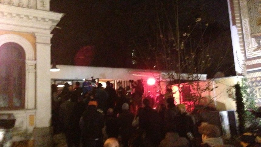 Клубът на архитектите беше блокиран от протестиращи и полиция заради вечеря на министър Йовчев
