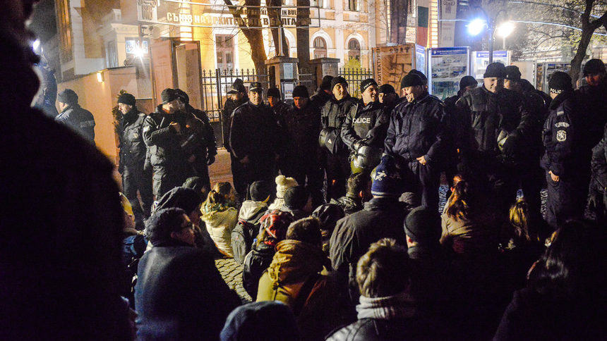 Протестиращи и полиция пред ресторанта, в който вечеря вътрешният министър Цветлин Йовчев