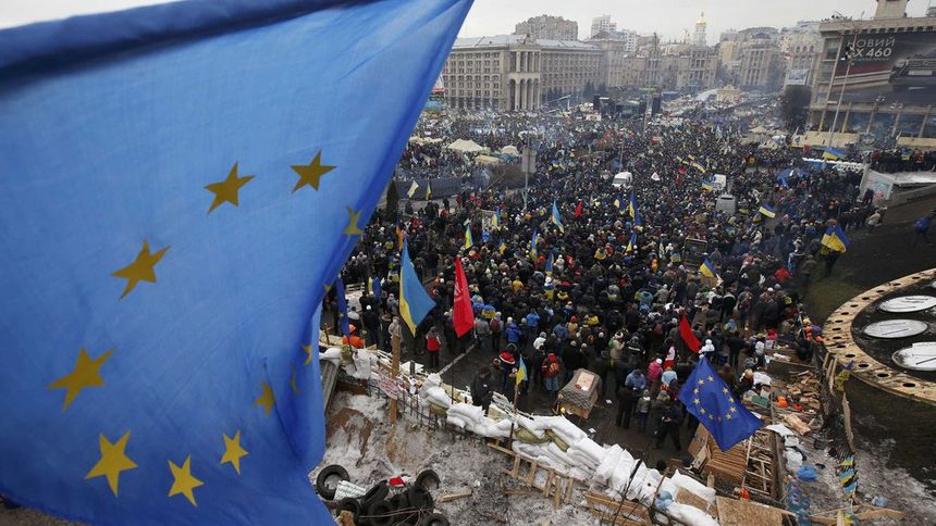 Стотици хиляди украинци отново изпълниха в неделя централния площад в протест в подкрепа на асоциирането с ЕС.