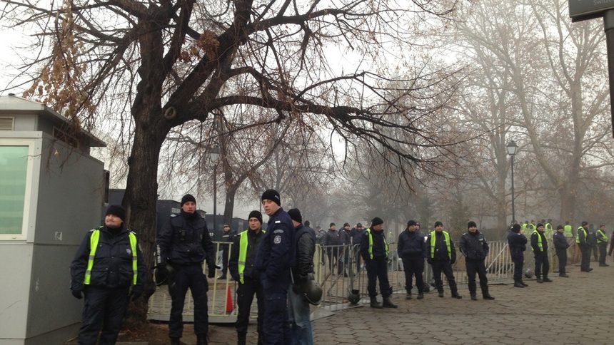 Две редици полицаи охраняваха парламента от малко протестиращи (обобщение)