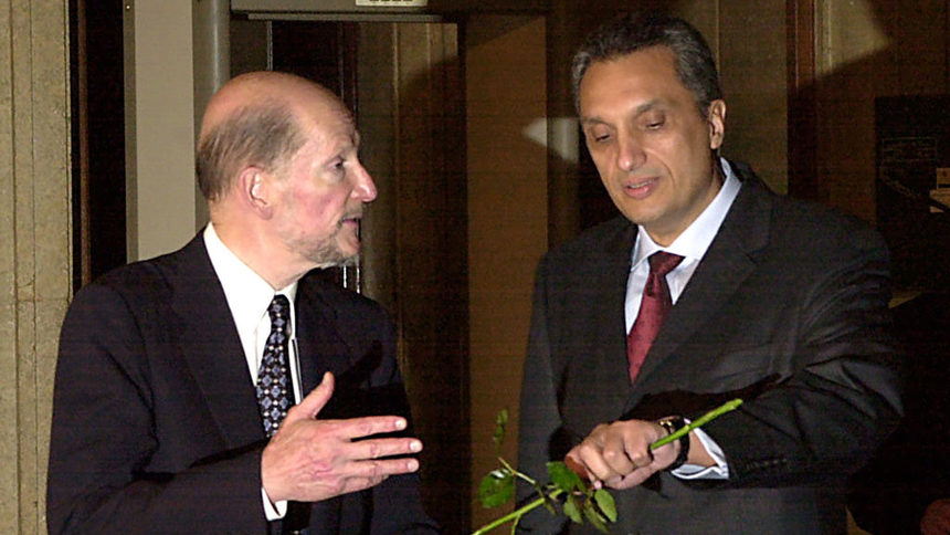 През юли 2001 година Иван Костов предаде властта на новия премиер Симеон Сакскобурготски (вляво)<br />