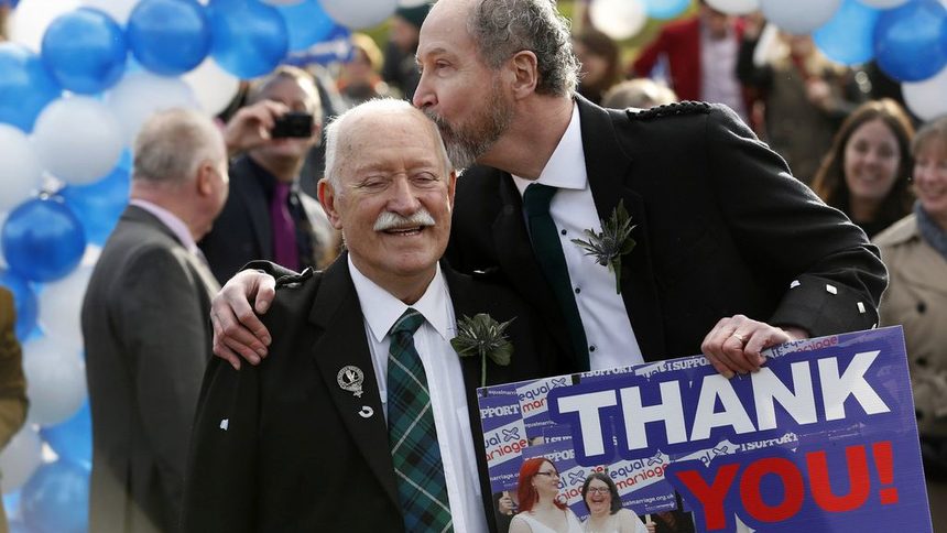 Шотландци, събрали се пред сградата на парламента в Единбург, се радват на вчерашното решение на депутатите