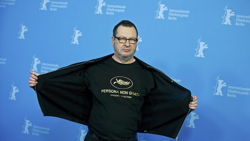 Ларс фон Триер с тениска с логото на фестивала в Кан и надпис "персона нон грата" преди пресконференцията в Берлин