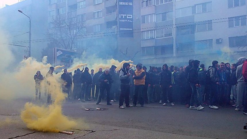 Шествието, преди акцията пред джамията