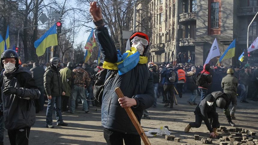 Когато във вторник Москва размрази 2 млрд. от помощта за Украйна, протестите в Киев избухнаха с нова сила.