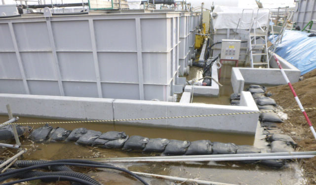 Близо 100 тона радиоактива вода са изтекли от цистерна във Фукушима