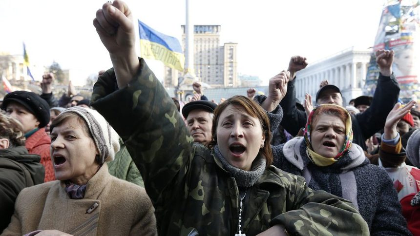 Десетките хиляди, събрали се на Площада на независимостта, ликуват при съобщаване подробностите за споразумението и къкво се случва в момента в парламента на Украйна.