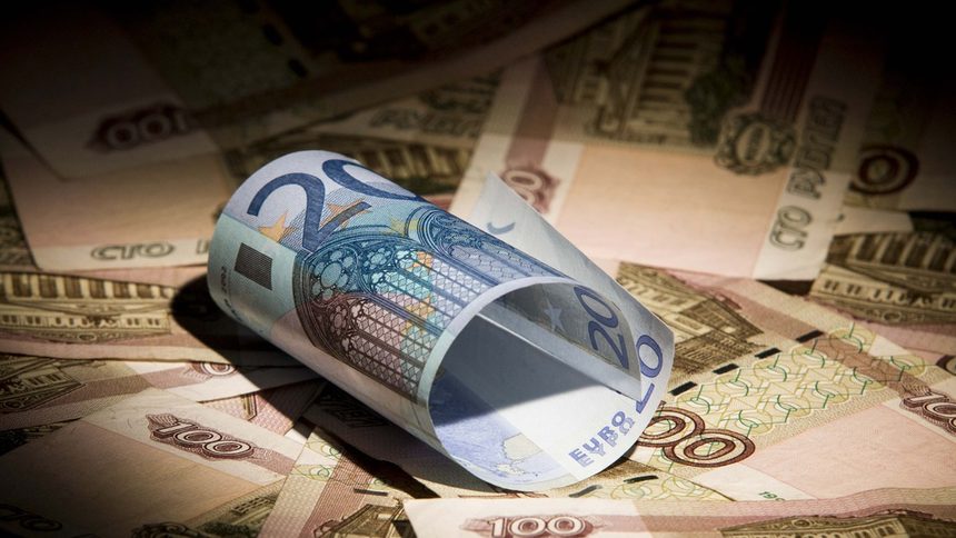 Руската рубла се обезцени рекордно спрямо еврото