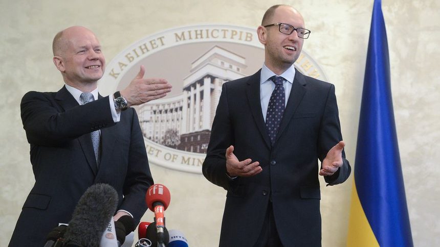 Британският външен министър Уилям Хейг (вляво) посети в понеделник Киев и се срещна с премиера Арсений Яценюк.