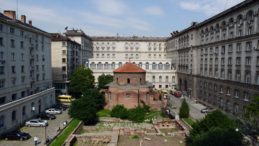 Църквата "Св. Георги", обкръжена от монументалните сгради в стил "сталински барок" в центъра на София