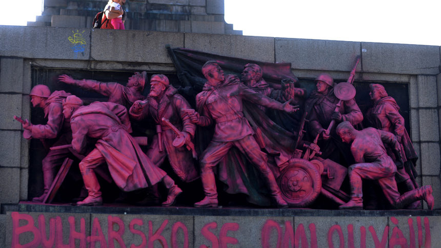 Паметникът на Съветската армия беше боядисан в розово с извинение към Чехия през август миналата година