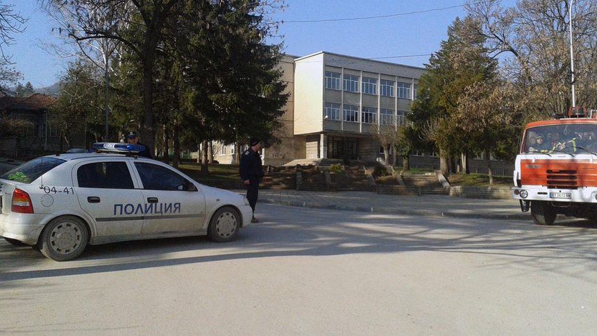 Това е районът на стрелбата в Лясковец. Полицията не допуска никого, вблизост до сградата на училището има линейки и пожарни коли.