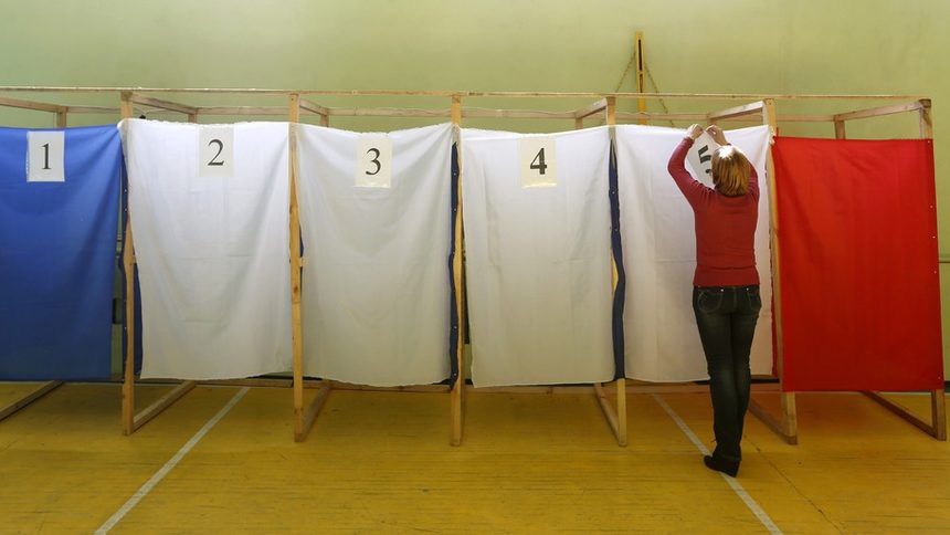 Завесите на кабинките за гласуване са с цветовете на флага на Крим.