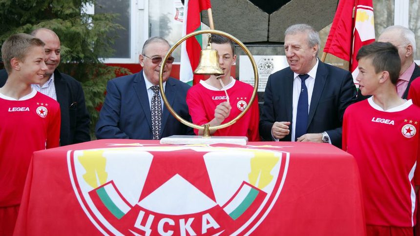 Камбаната беше взета назаем от БФБ. "Не сме я купували", каза Томов