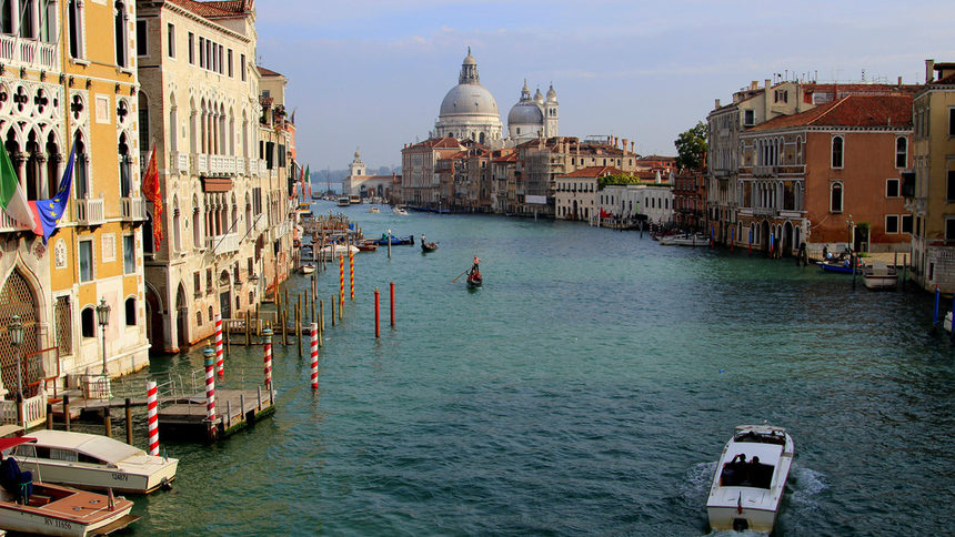 Италия е посочена като най-дружелюбната държава от туристите, а сред градовете й, колкото и да е странно, те се чувстват най-добре приети в скъпата и въвеждаща все нови ограничения Венеция.