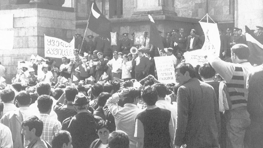 Тбилиси.Големият антисъветски митинг от 9 април 1989 г. След час хилядите протестиращи ще бъдат обявени за екстремисти, а руската армия ще ги атакува и сече със сапьорни лопатки. Загиват 20 души. "Времето, в което живеем днес, започна в тази нощ", пише Юрий Рост, очевидец на трагедията.