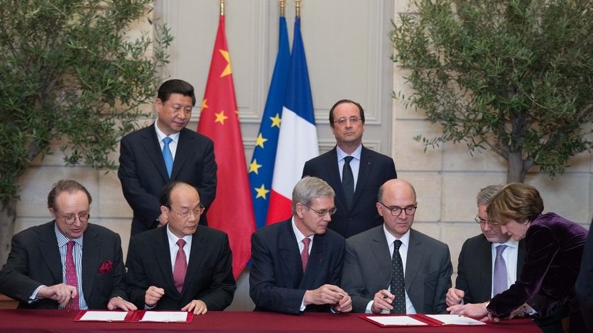 Шефовете на двете компания подписват договорите под погледите на президентите на Китай и Франция