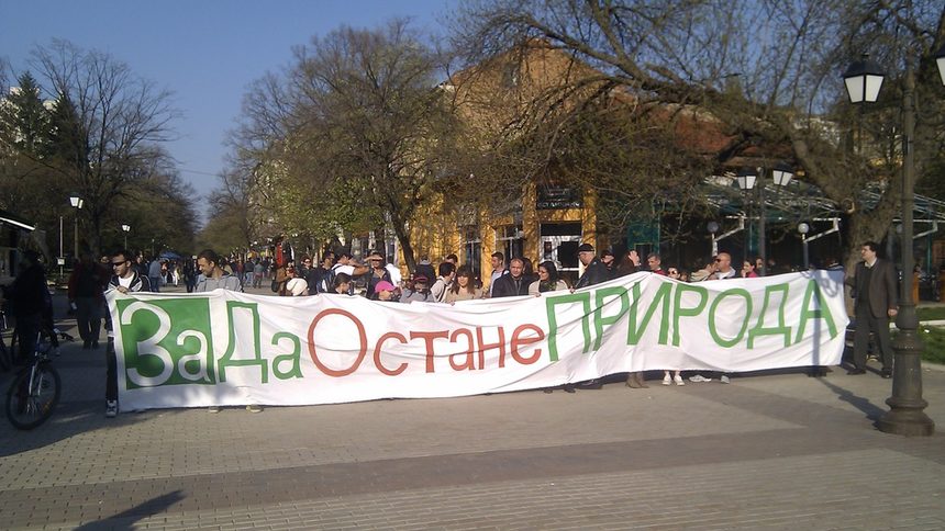  В Русе в подкрепа на исканията на еколозите пред Градските хали се събраха около 50 човека. Шествието премина по централната улица "Александровска".<br />