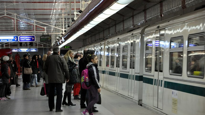Над 90 на сто от 15-годишните не се справят със задачата да си купят билет за метро от автомат (обновена)