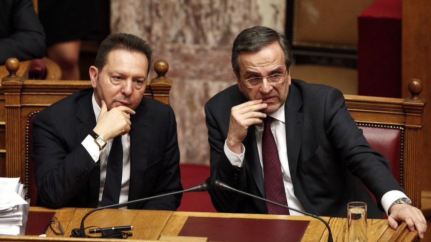 Андонис Самарас (вдясно) с финансовия си министър Янис Стурнарас