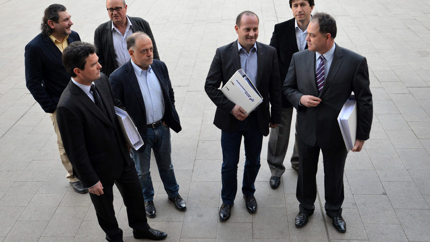 Радан Кънев /вторият отдясно наляво/ и други политици от Реформаторския блок внасят документи за регистрация за европейските избори