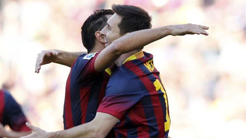 Лионел Меси и Шави Ернандес се поздравяват за успеха на "Барселона"