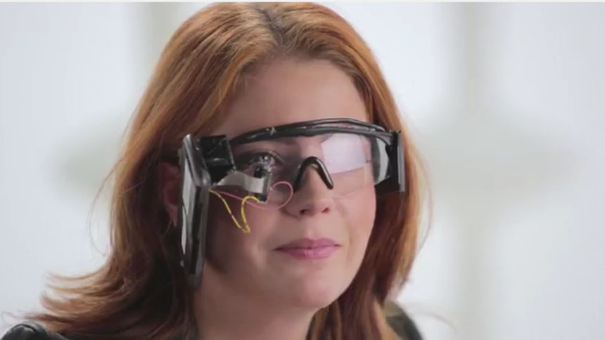 Дизайнерът на Google Glass за задачата "просто го направи удобно и красиво"