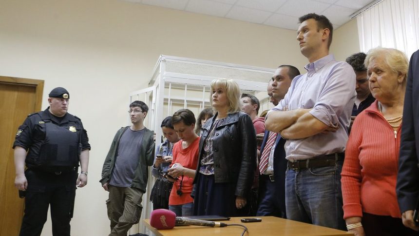 Навални (със скръстените ръце) при произнасянето на присъдата.<br />
